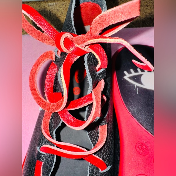 AUTHENTIC CLAMP SUEDE LEATHER Black and Red Lace-Up Shoes

SIZE 37 - Picture 8 of 11